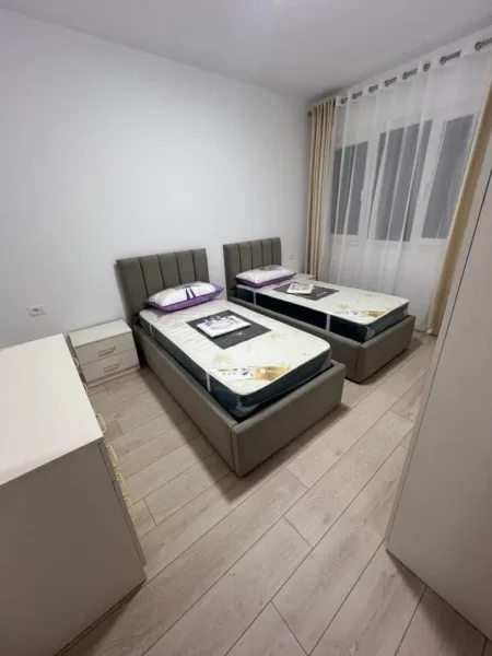 Tirane, jepet me qera apartament 2+1+Ballkon Kati 9, 100 m² 600 € (fusha aviacionit)