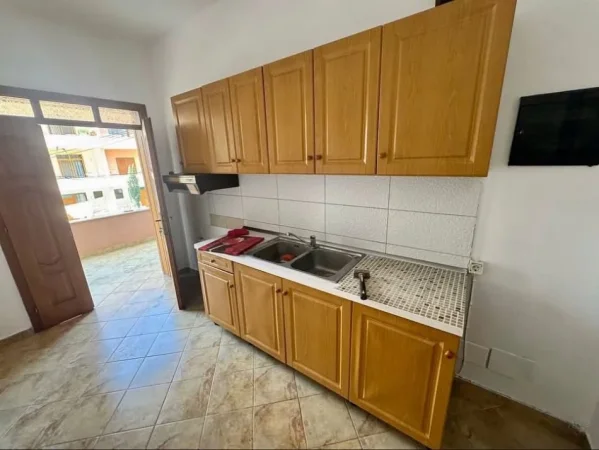 Tirane, jepet me qera Vile 1+1 Kati 2, 65 m² 250 € (astir)