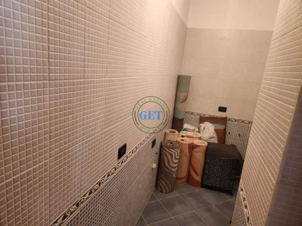 Durres, jepet me qera apartament 2+1 Kati 12, 126 m² 300 € (Gjykata, Durres)