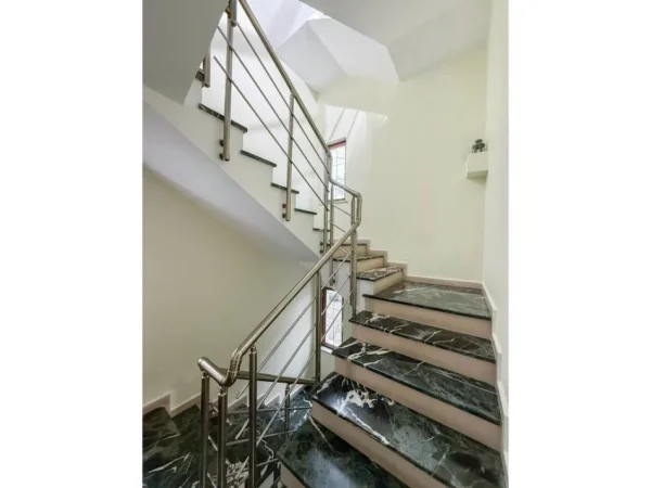 Shitet, Vilë 4-katëshe, Shkolla e Kuqe, Tiranë.