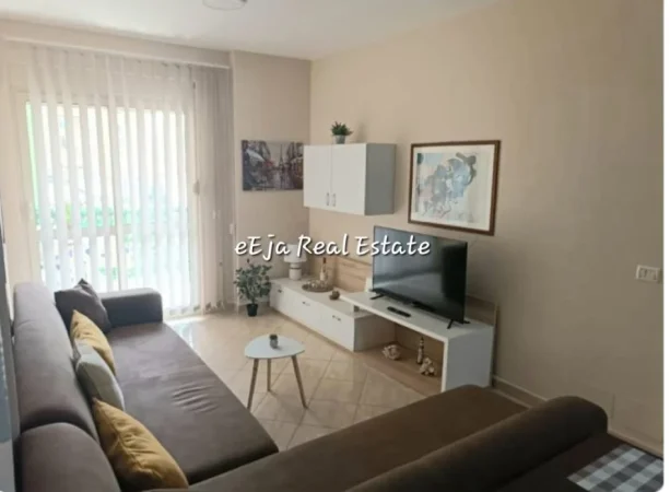 Tirane, jepet me qera apartament 1+1+Ballkon Kati 4, 60 m² 500 € (Dibres)
