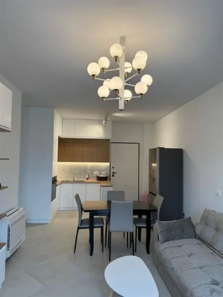 Tirane, jepet me qera apartament 2+1 Kati 4, 100 m² 650 € (porcelan)