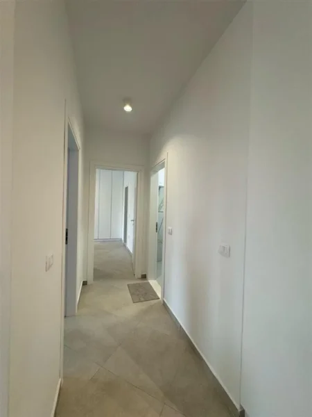 Tirane, jepet me qera apartament 2+1 Kati 4, 100 m² 650 € (porcelan)