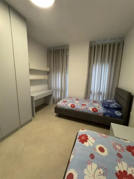 Tirane, jepet me qera apartament 2+1 Kati 4, 100 m² 650 € (porcelan)