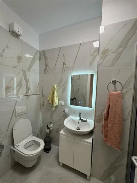Tirane, jepet me qera apartament 2+1 Kati 4, 100 m² 650 € (porcelan)