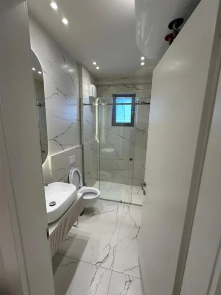 Tirane, jepet me qera apartament 1+1+Ballkon , 80 m² 800 € (SHKOLLA E KUQE)