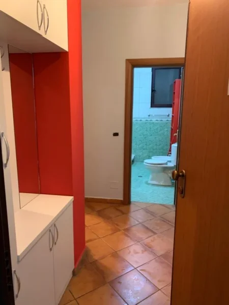Tirane, jepet me qera apartament 1+1+Ballkon Kati 8, 65 m² 480 € (Stacioni Trenit ,Kompleksi Panorama prane Shkolles Harry Fultz)