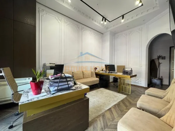 Tirane, jepet me qera zyre Kati 7, 59 m² 600 € (Kompleksi Golden Park)