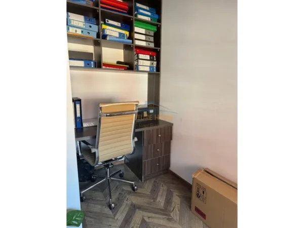 Tirane, jepet me qera zyre Kati 7, 59 m² 600 € (Kompleksi Golden Park)