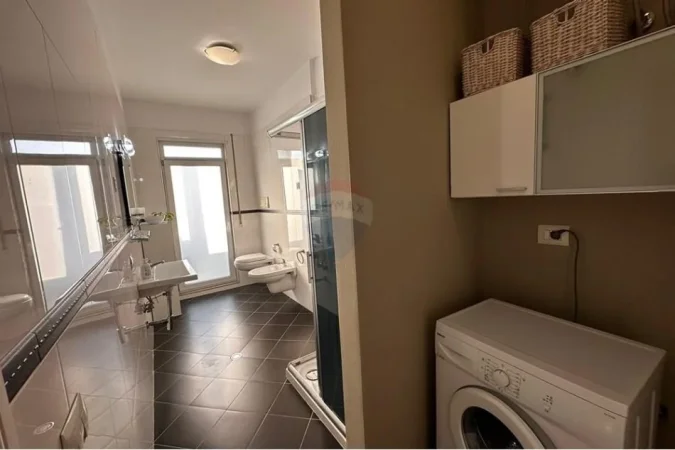 Tirane, jepet me qera apartament 1+1 Kati 5, 85 m² 800 € (Rr. Myslym Shyri)