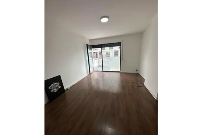 Tirane, jepet me qera zyre Kati 1, 100 m² 700 € (kongresi manastirt)