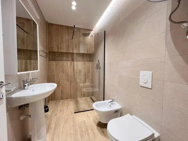 Tirane, jepet me qera apartament 2+1+Aneks+Ballkon Kati 3, 110 m² 650.000 € (Astir)