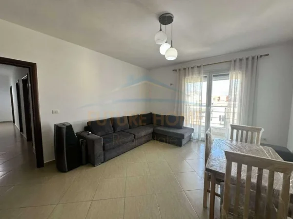 Tirane, jepet me qera apartament 2+1+Ballkon Kati 8, 81 m² 450 € (Unaza e re)
