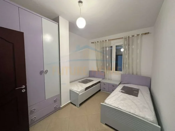 Tirane, jepet me qera apartament 2+1+Ballkon Kati 8, 81 m² 450 € (Unaza e re)
