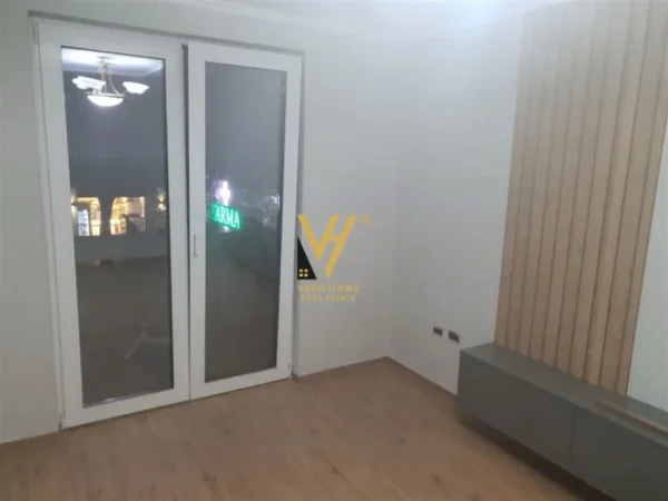 Tirane, jepet me qera apartament 2+1+Ballkon Kati 2, 65 m² 750 € (BLLOKU)