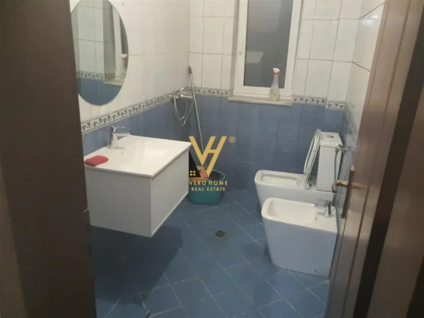 Tirane, jepet me qera apartament 2+1+Ballkon Kati 2, 65 m² 750 € (BLLOKU)