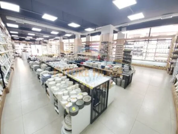 Tirane, jepet me qera ambjent biznesi Kati 0, 413 m² 6.200 € (Komuna E Parisit)