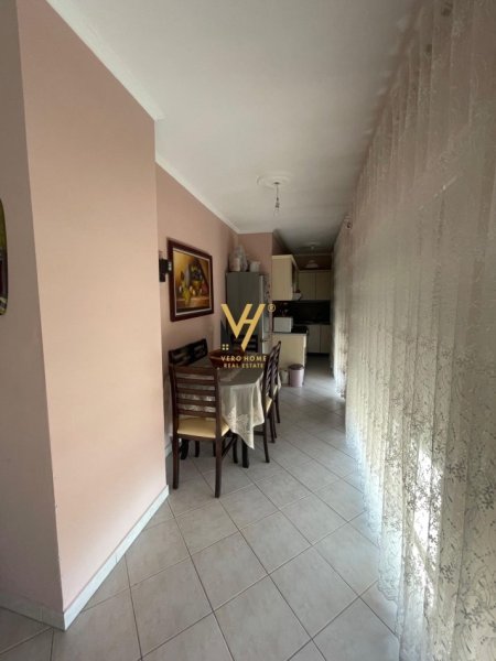 Tirane, jepet me qera apartament 2+1+Ballkon Kati 5, 100 m² 850 € (LAPRAKE)