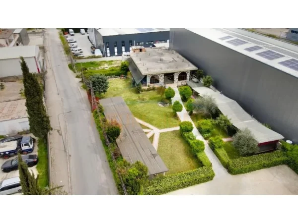 Tirane, jepet me qera ambjent biznesi Kati 0, 3.500 m² 1.300 € (Vore)