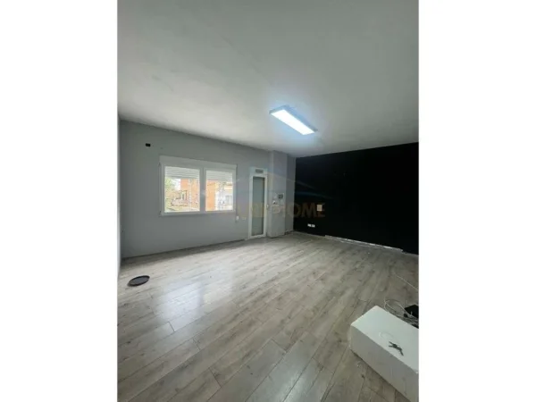 Tirane, jepet me qera ambjent biznesi Kati 1, 130 m² 1.000 € (Myslym Shyri)