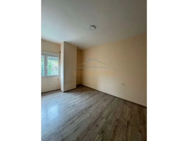Tirane, jepet me qera ambjent biznesi Kati 1, 130 m² 1.000 € (Myslym Shyri)