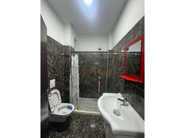 Tirane, jepet me qera ambjent biznesi Kati 1, 130 m² 1.000 € (Myslym Shyri)