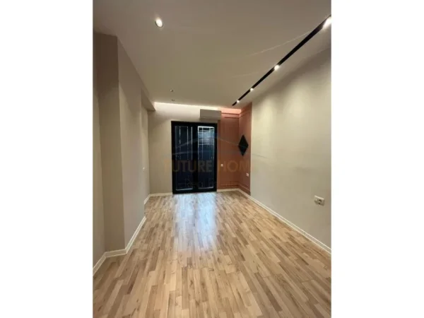 Tirane, jepet me qera zyre Kati 7, 106 m² 1.200 € (Square 21)
