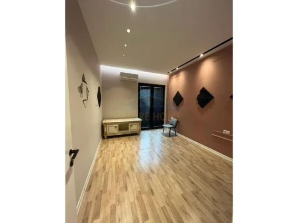 Tirane, jepet me qera zyre Kati 7, 106 m² 1.200 € (Square 21)