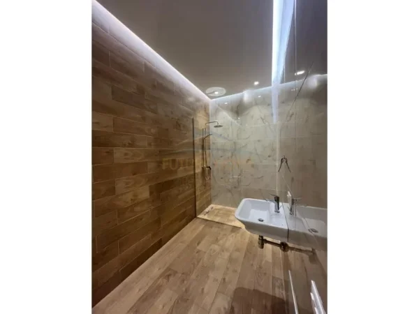 Tirane, jepet me qera zyre Kati 7, 106 m² 1.200 € (Square 21)