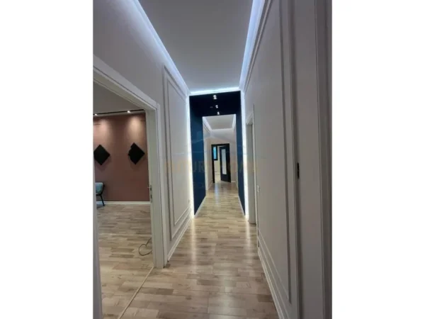 Tirane, jepet me qera zyre Kati 7, 106 m² 1.200 € (Square 21)