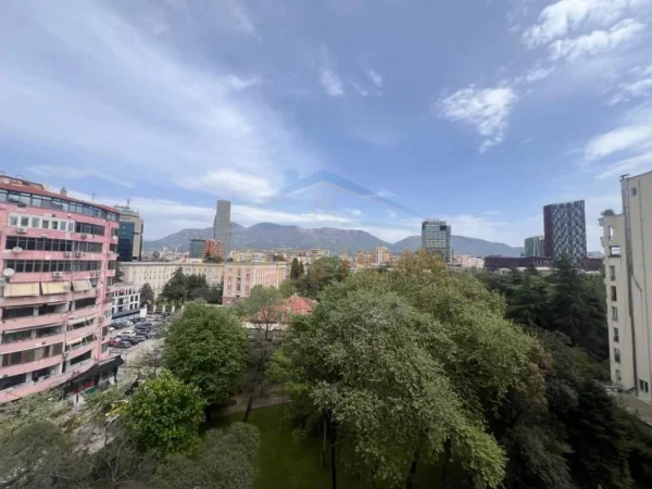 Tirane, jepet me qera zyre Kati 7, 170 m² 2.100 € (Bllok)