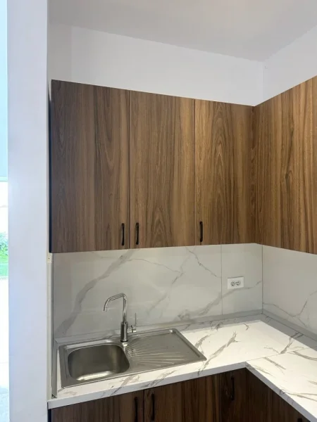 Tirane, jepet me qera Vile 1+1+Ballkon Kati 1, 60 m² 370 € (kodra e priftit)