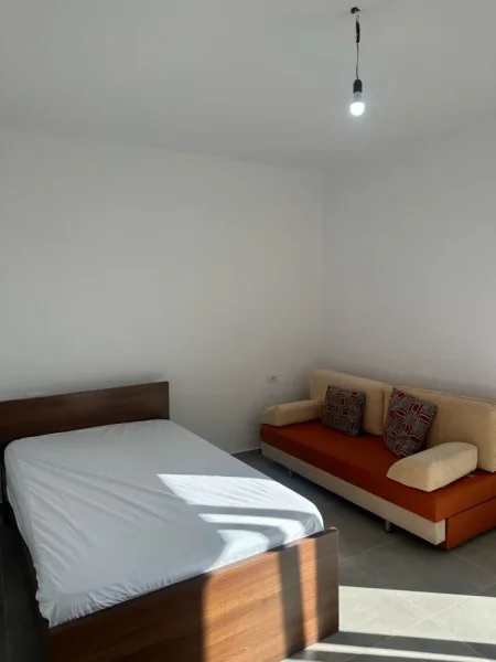 Tirane, jepet me qera Vile 1+1+Ballkon Kati 1, 60 m² 370 € (kodra e priftit)