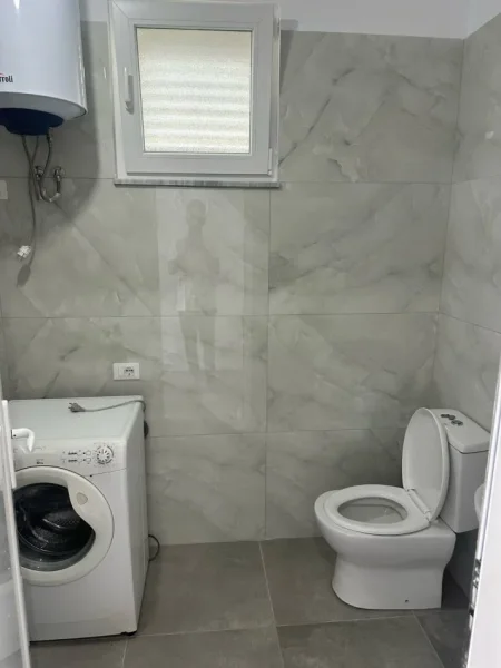 Tirane, jepet me qera Vile 1+1+Ballkon Kati 1, 60 m² 370 € (kodra e priftit)