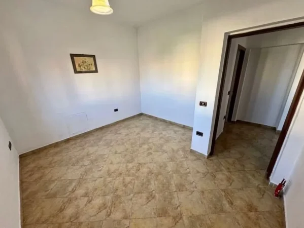 Tirane, jepet me qera shtepi 1+1 Kati 2, 70 m² 270 € (Rruga loni ligori , tirane)