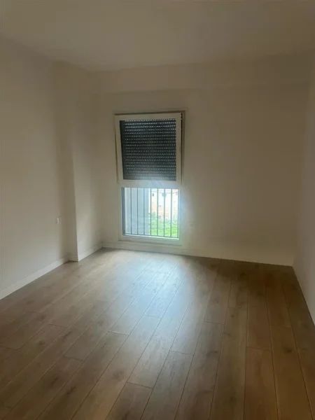 Tirane, jepet me qera zyre Kati 7, 75 m² 700 € (Komuna parisit)