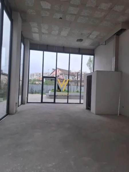 Tirane, shitet dyqan Kati 0, 74 m² 410.000 € (YZBERISHT)