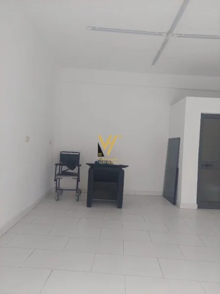Tirane, jepet me qera dyqan Kati 0, 20 m² 250 € (SELITE)