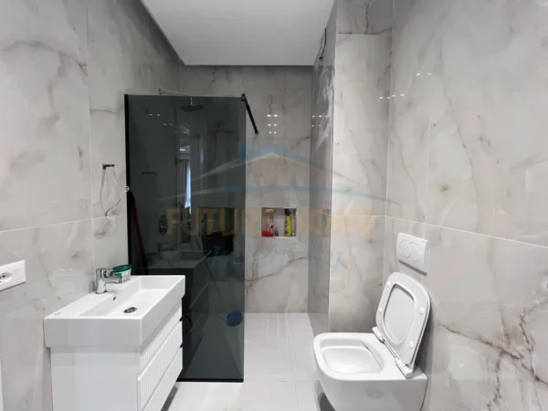 Tirane, jepet me qera apartament 1+1+Ballkon Kati 6, 70 m² 600 € (Bulevardi i Ri)