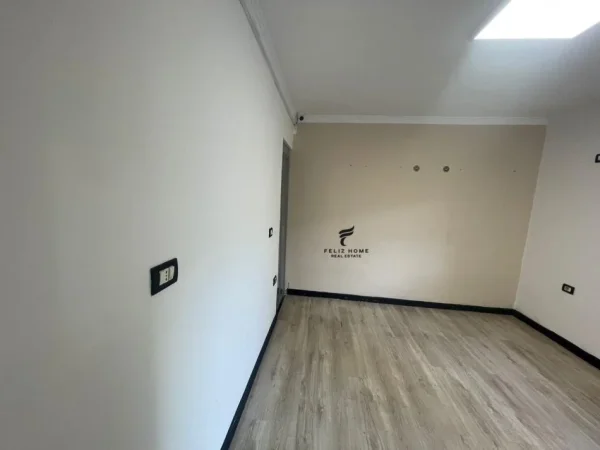 Tirane, jepet me qera dyqan Kati 1, 54 m² 550 € (VASIL SHANTO)