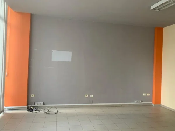 Tirane, jepet me qera ambjent biznesi Kati 2, 42 m² 450 € (Myslym Shyri)