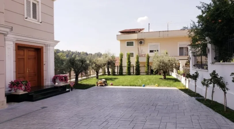 Tirane, jepet me qera apartament+verande | Penthouse , 200 m² 2.200 € 