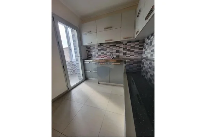 Tirane, jepet me qera apartament 1+1 Kati 3, 70 m² 500 € (Jepet apartament 1+1 me qira ne Brryl)