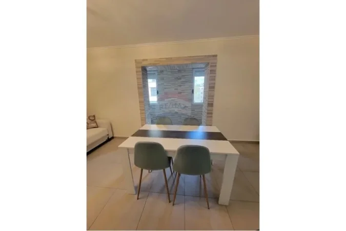 Tirane, jepet me qera apartament 1+1 Kati 3, 70 m² 500 € (Jepet apartament 1+1 me qira ne Brryl)