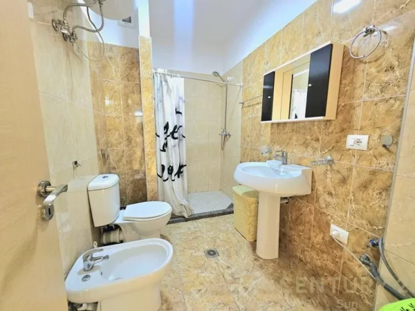 Tirane, jepet me qera apartament 1+1 , 96 m² 600 € (Liqeni i thate)