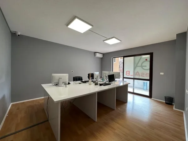 Tirane, jepet me qera zyre Kati 4, 135 m² 1.000 € (BLLOKU)