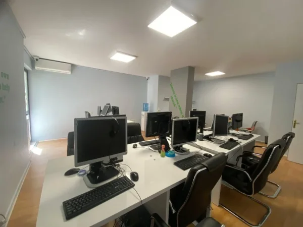 Tirane, jepet me qera zyre Kati 4, 135 m² 1.000 € (BLLOKU)