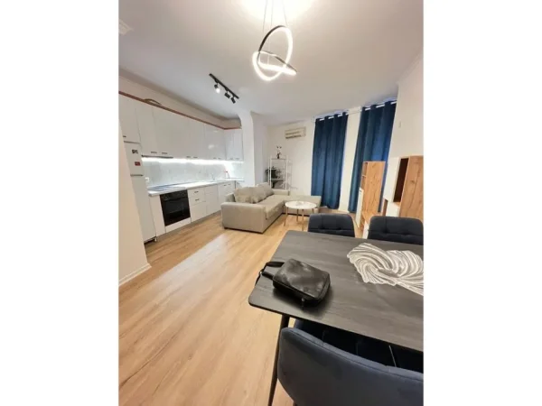 Tirane, jepet me qera apartament 1+1 Kati 7, 60 m² 400 € (Fresku)