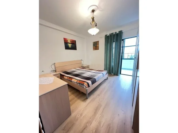 Tirane, jepet me qera apartament 1+1 Kati 7, 60 m² 400 € (Fresku)