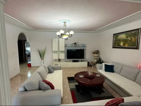 Tirane, jepet me qera apartament 2+1+Aneks+Ballkon Kati 9, 110 m² 600 € (Pallati me Shigjeta)